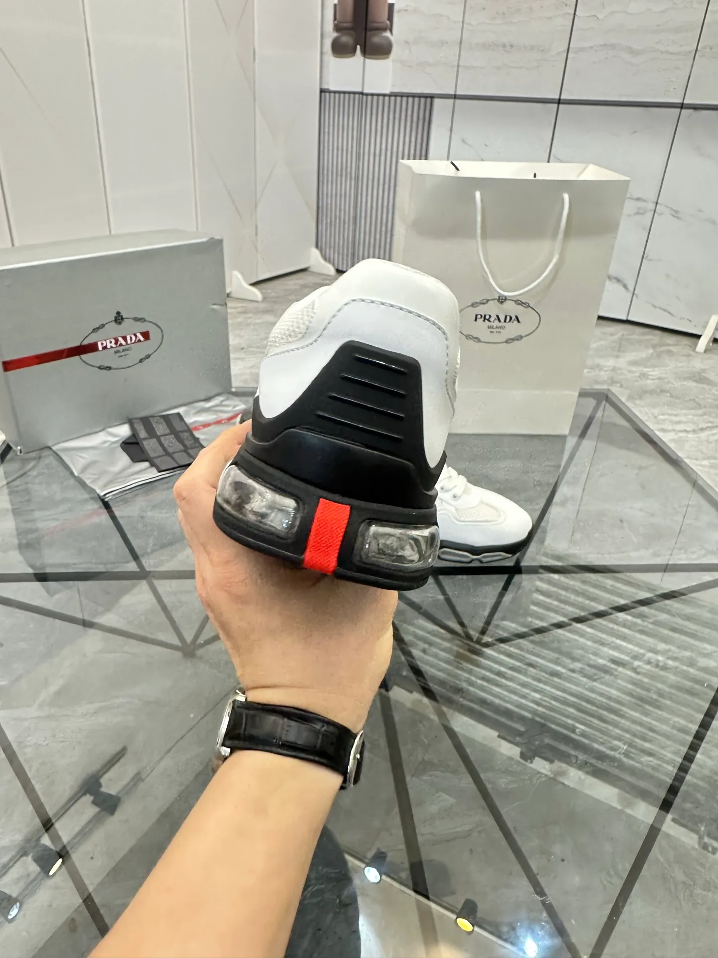 Men's shoes for sale 💰: 💰P660¥ High-end top quality Product trademark: Prada *"Prada*" low-top casual shoes Regular size: 38-45 (can be customized to 46) Product materials: Upper imported first-layer cowhide spliced ​​with original fabric, breathable lining, cowhide foot pads, original air cushion outsole. No.: 001